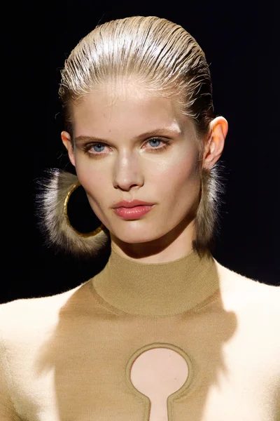 Look 15